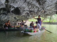 Marché flottant ambulant à Tam Coc : une immersion authentique au cœur de la baie terrestre du Vietnam