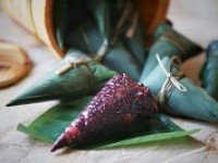 Gâteau de riz gluant noir triangulaire fourré