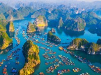 Le village flottant de Cat Ba : une vie sur les eaux de la baie