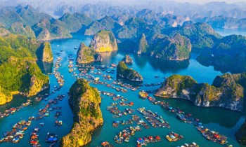 Le village flottant de Cat Ba : une vie sur les eaux de la baie