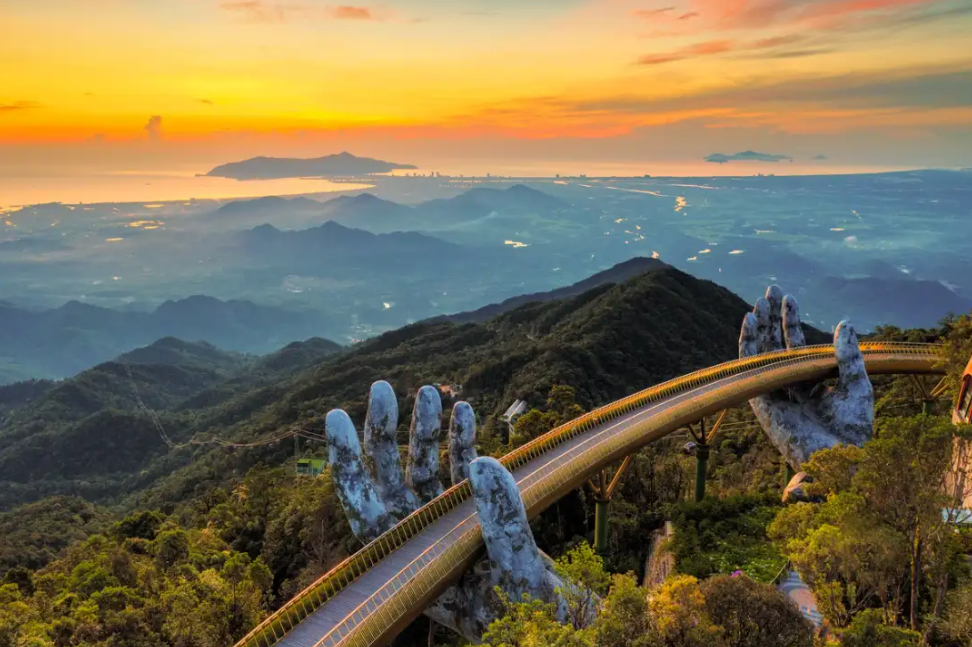 Le-pont-dor-a-Danang