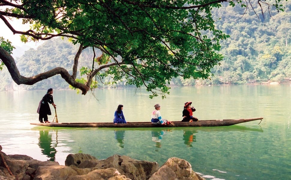 Balade en pirogue sur le grand lac naturel de Ba Be, Bac Kan