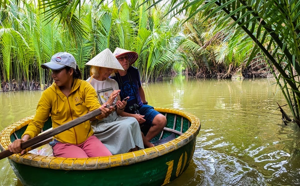 Participer � la danse des bateaux ronds, Vietnam